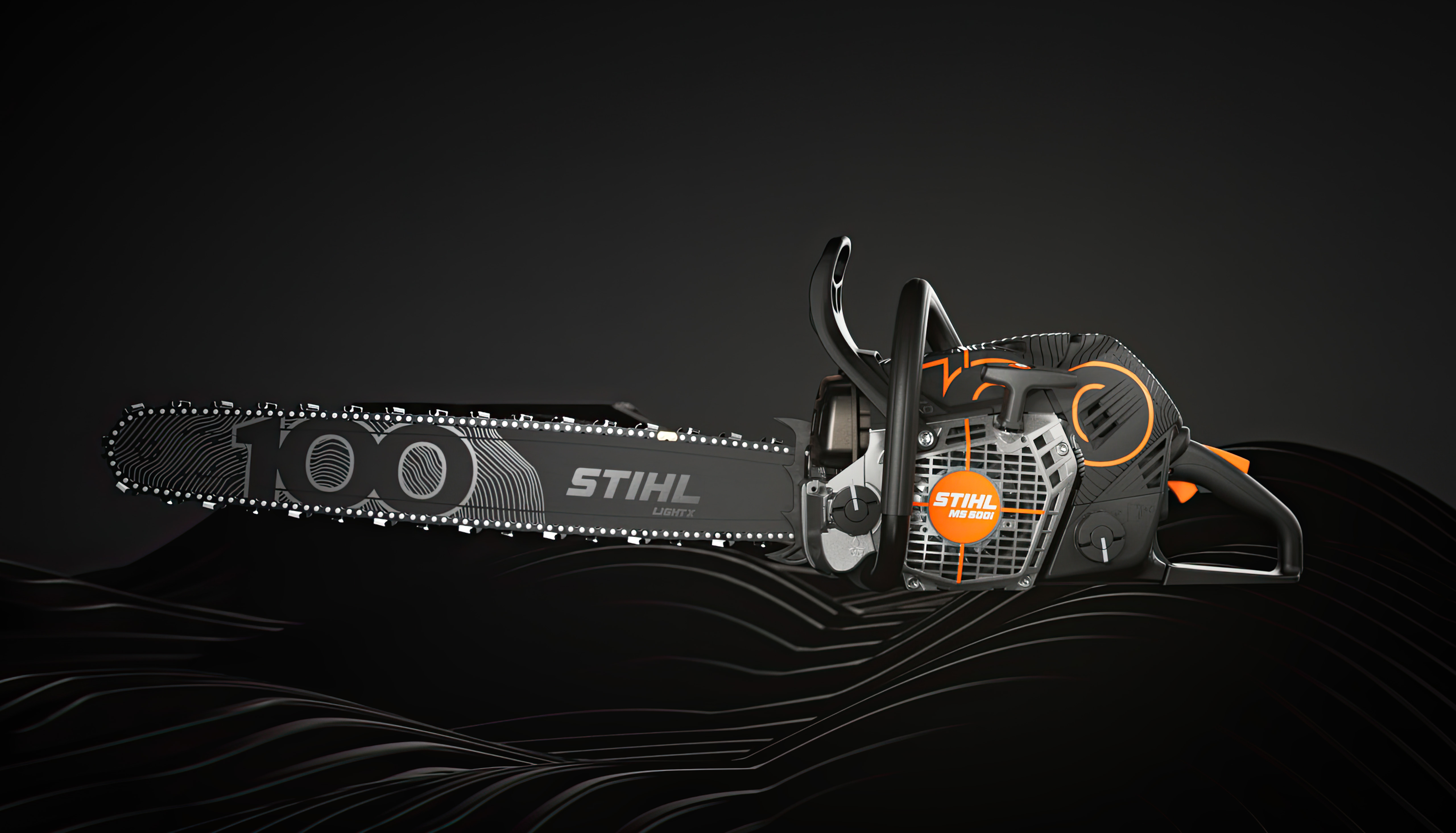 Motosierra STIHL MS 500i Centennial Edition, vista lateral izquierda frente a un fondo negro