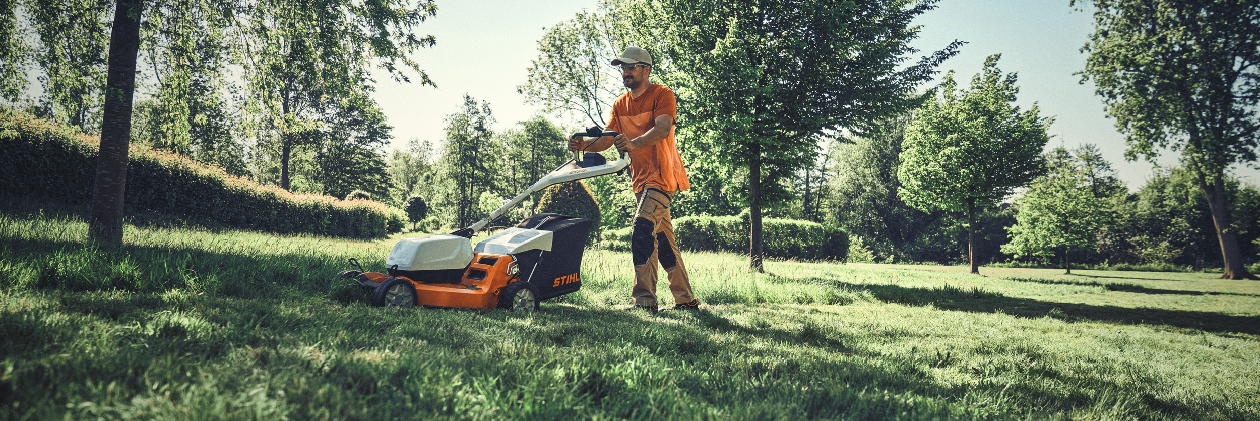  Cortacésped de batería STIHL RMA 756 V - Un hombre corta el césped - Campaña de primavera 2025