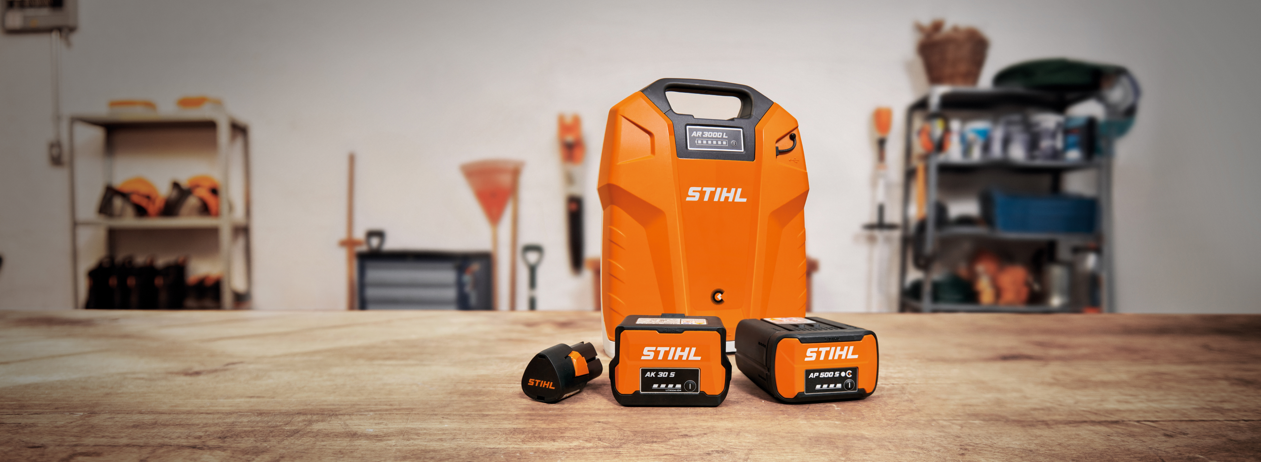 Productos del sistema AP de STIHL sobre una mesa en un garaje