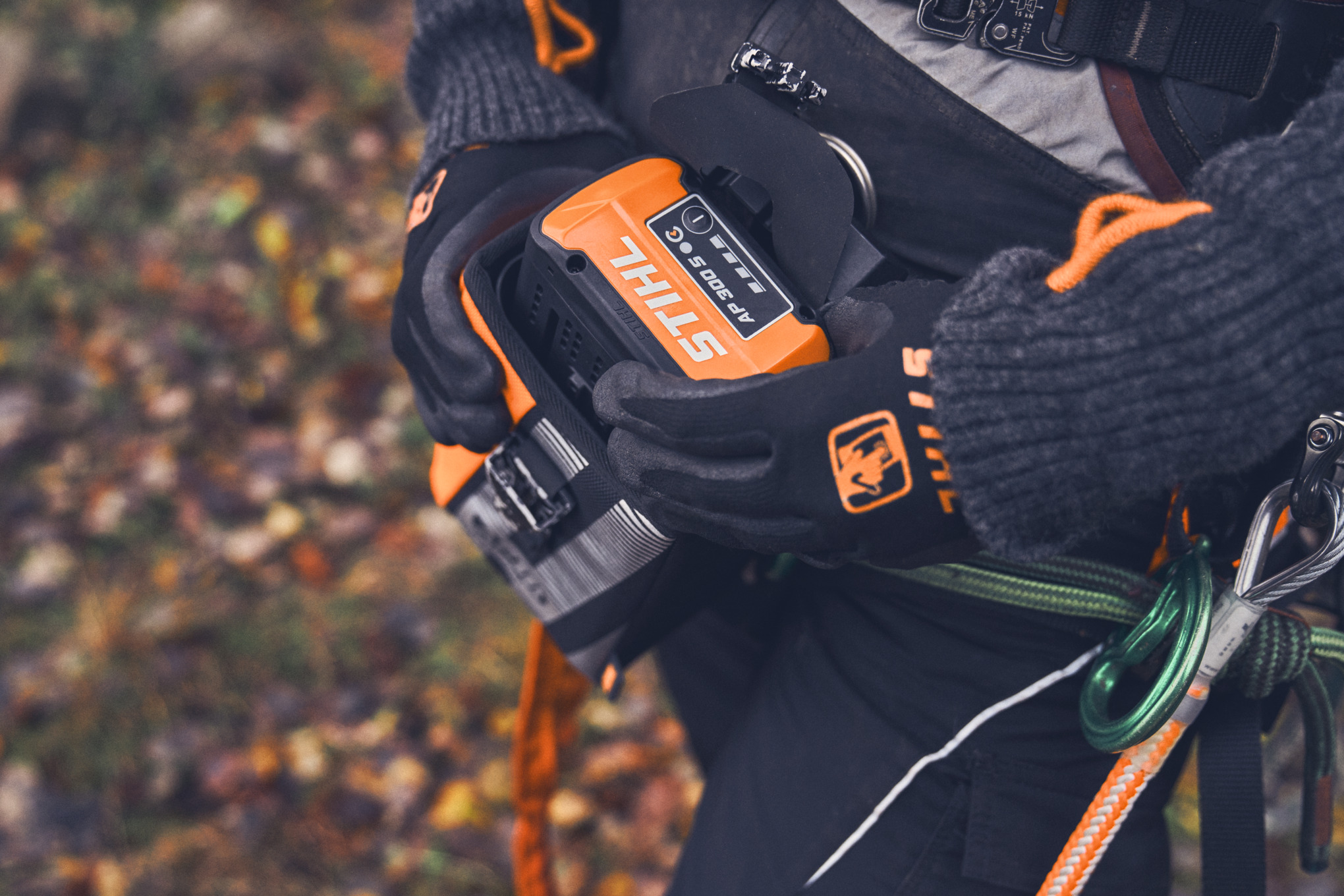 La batería STIHL AP 300 S se coloca en una bolsa