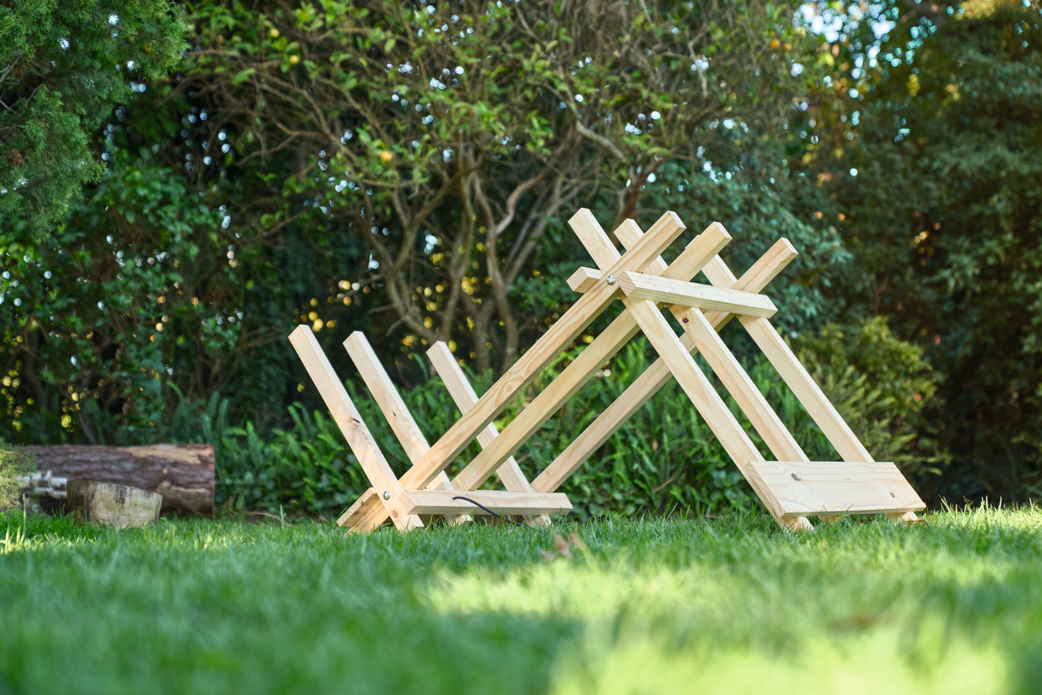 Caballete de madera de construcción propia en un jardín