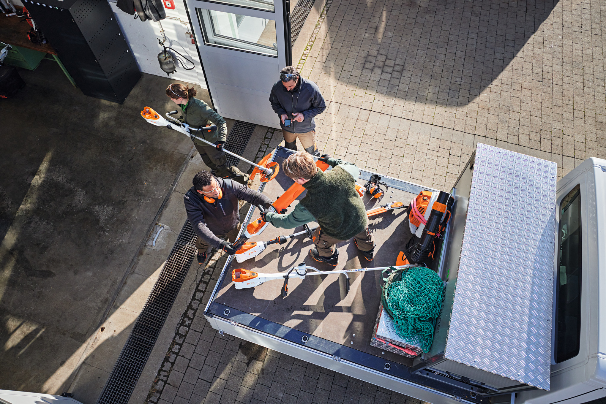 Profesionales bajando máquinas STIHL de una furgoneta