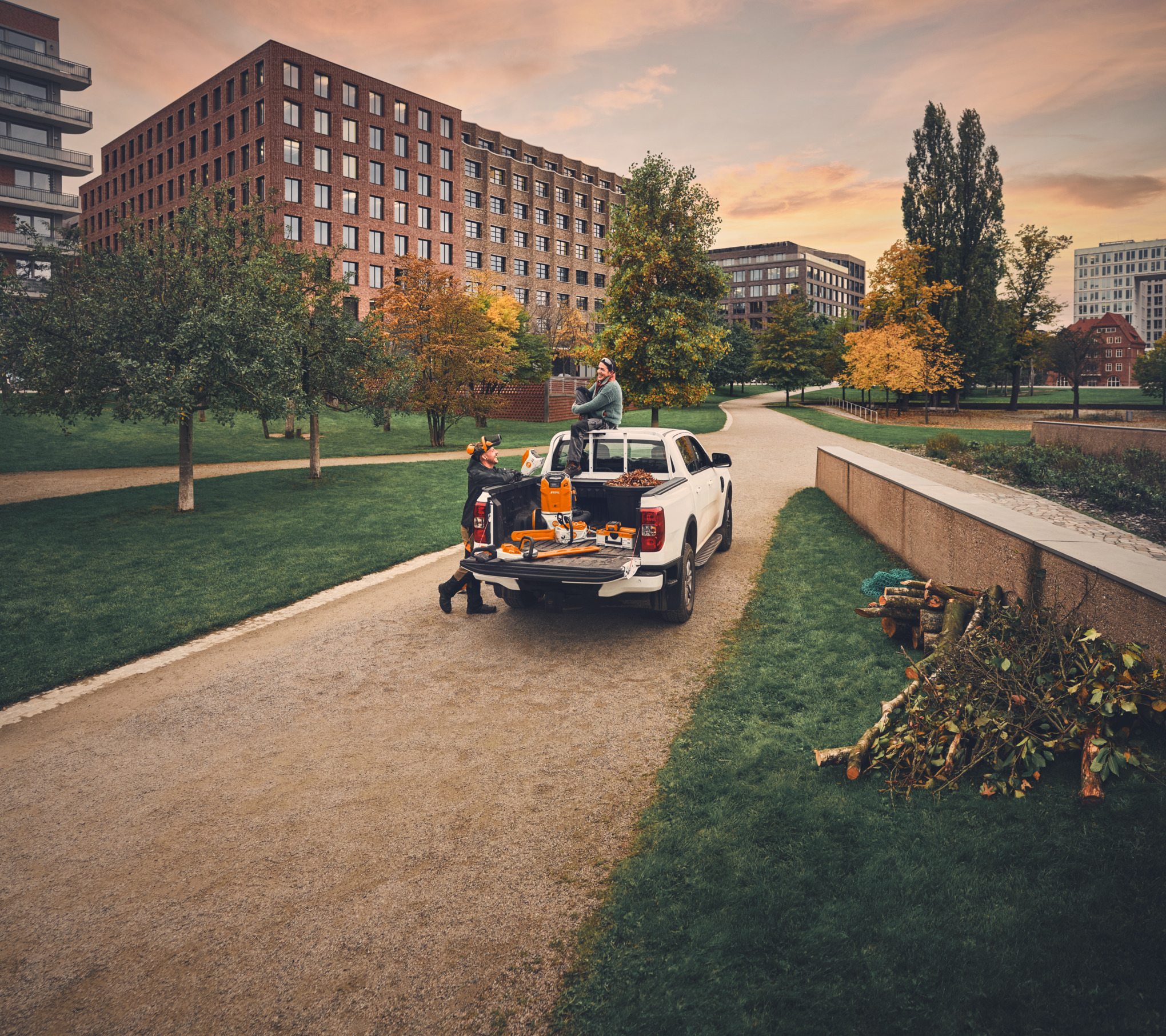 Un equipo de jardinería y paisajismo en una camioneta después de que el trabajo está hecho