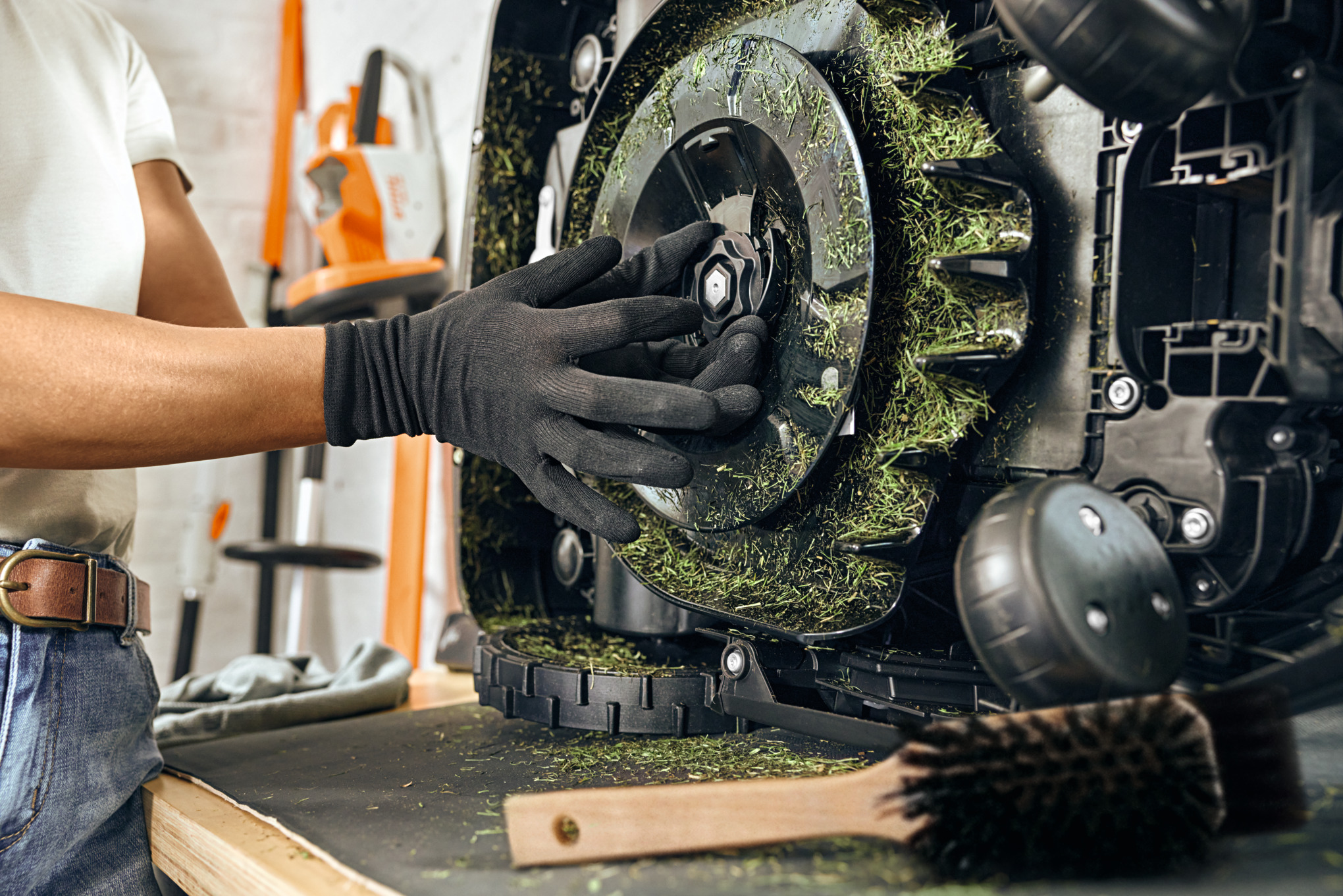 Primer plano de cómo una persona con guantes de trabajo cambia las cuchillas del iMOW® 5 EVO
