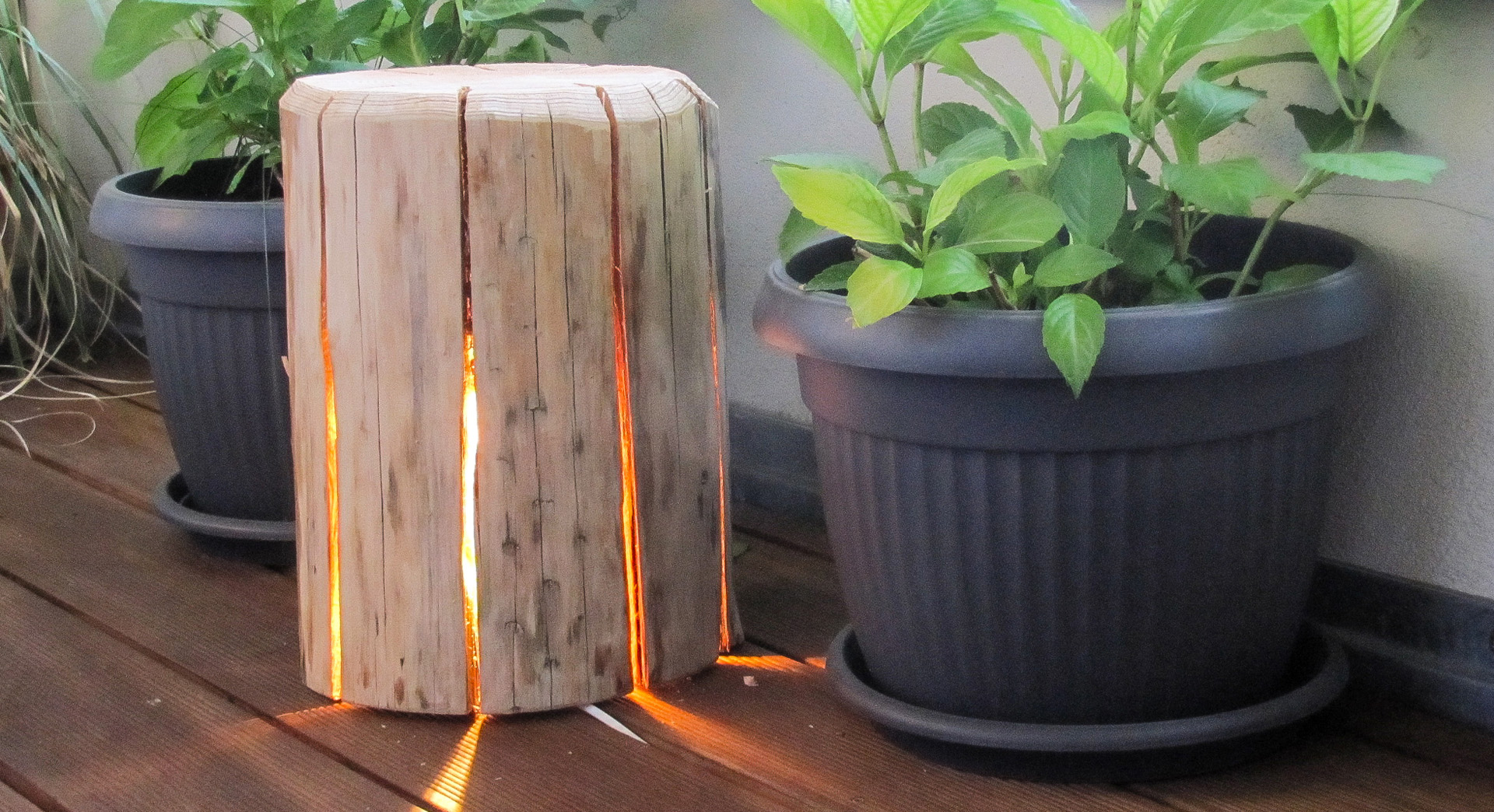 Lámpara de madera DIY agrietada elaborada de forma artesanal con un tronco y una motosierra SITHL.