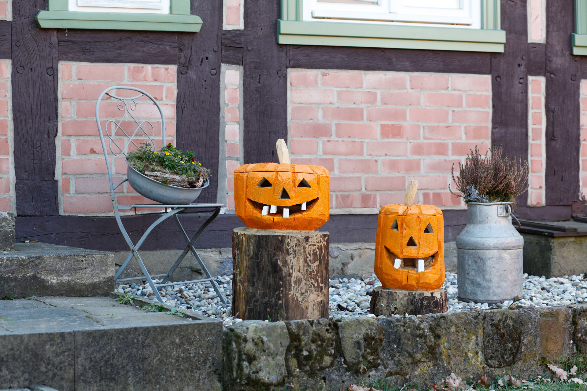 Calabazas de madera pintadas como decoración exterior de Halloween