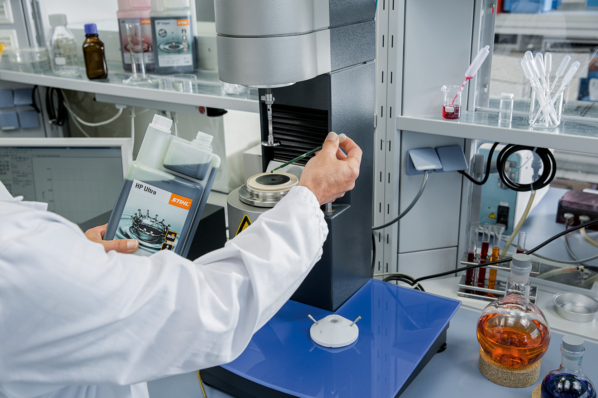 El aceite para motores de dos tiempos STIHL HP Ultra se prueba en el laboratorio de acuerdo con la normativa REACH