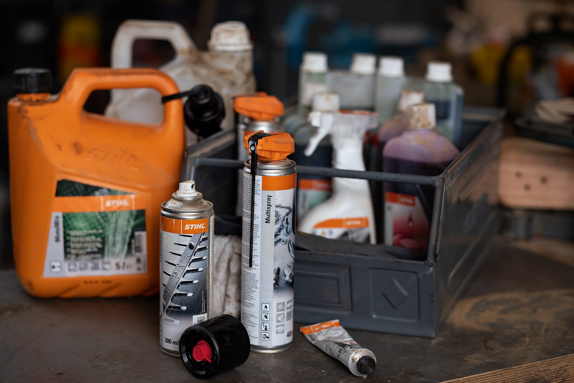 Diferentes combustibles y lubricantes de STIHL, algunos de ellos en una caja 