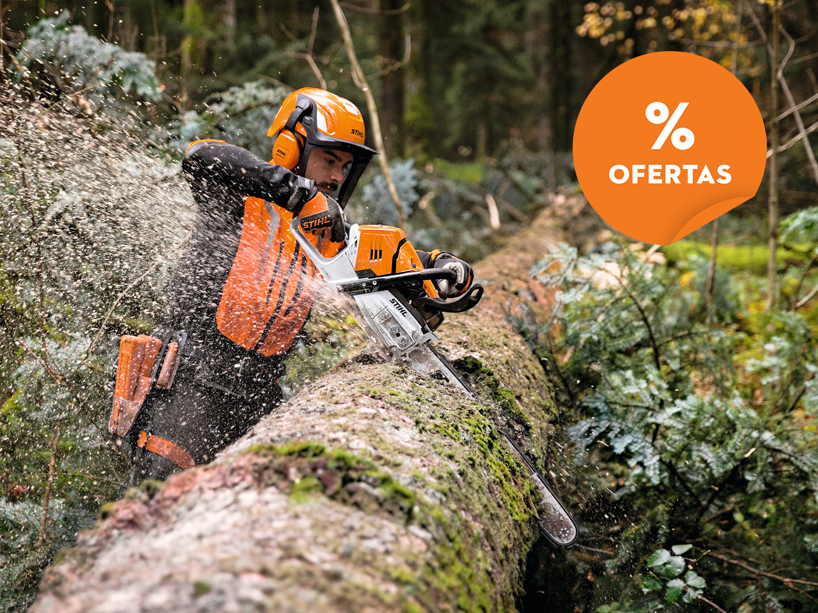 hombre en el monte cortando árbol con motosierra