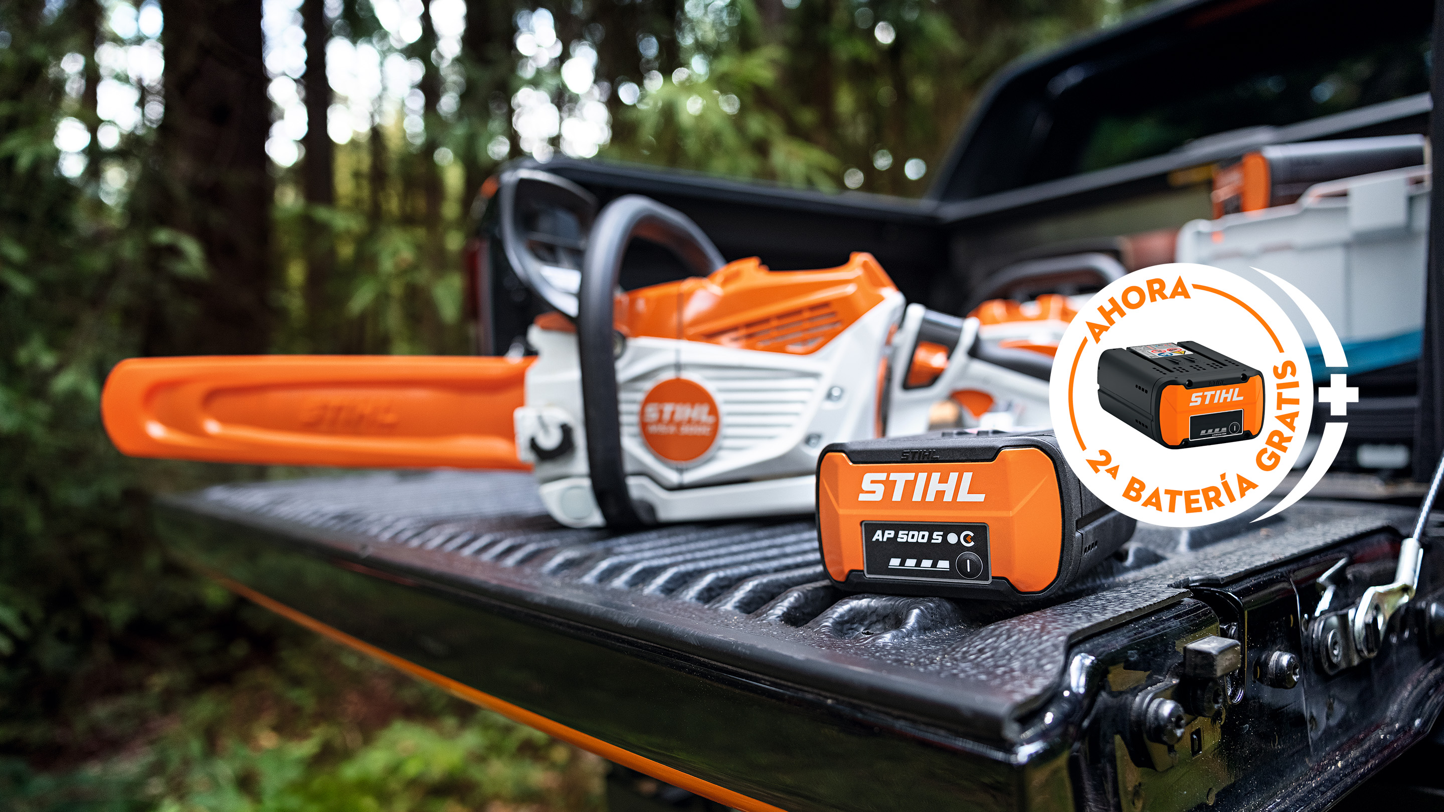 Batería STIHL AP 500 S en la superficie de carga de una pickup junto con la nueva motosierra de batería STIHL MSA 300, además de una indicación con batería STIHL y la inscripción "2ª batería gratis".