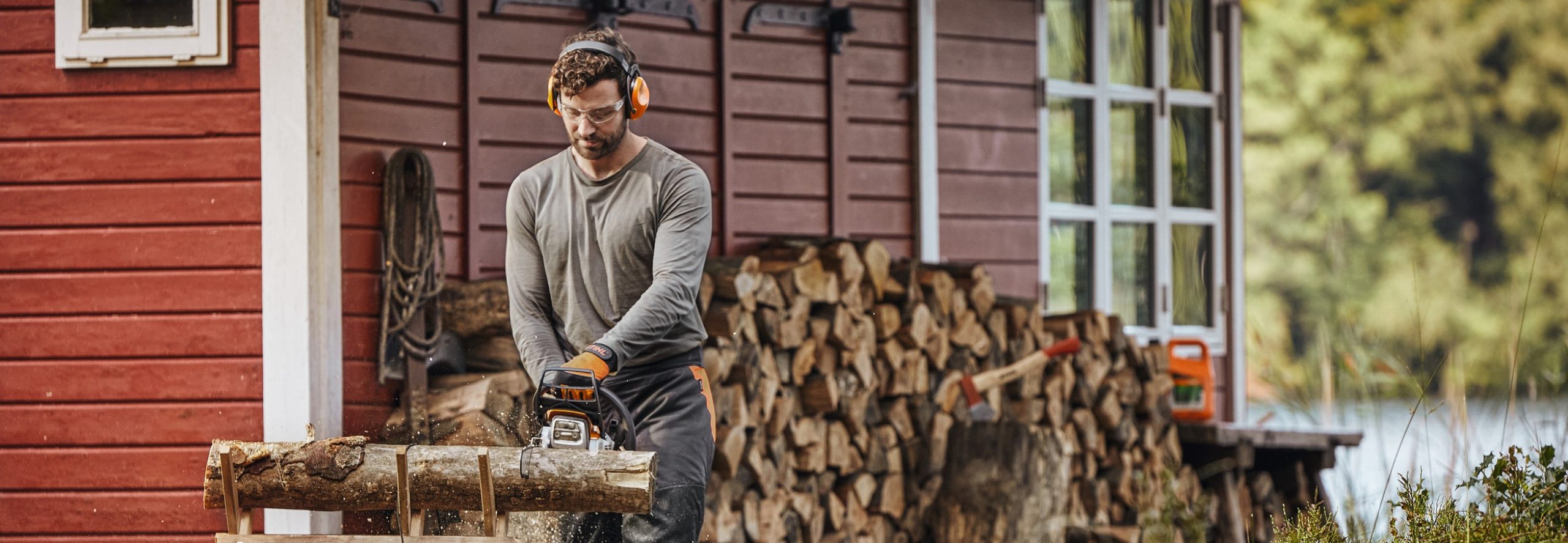 Hombre cortando con una motosierra STIHL