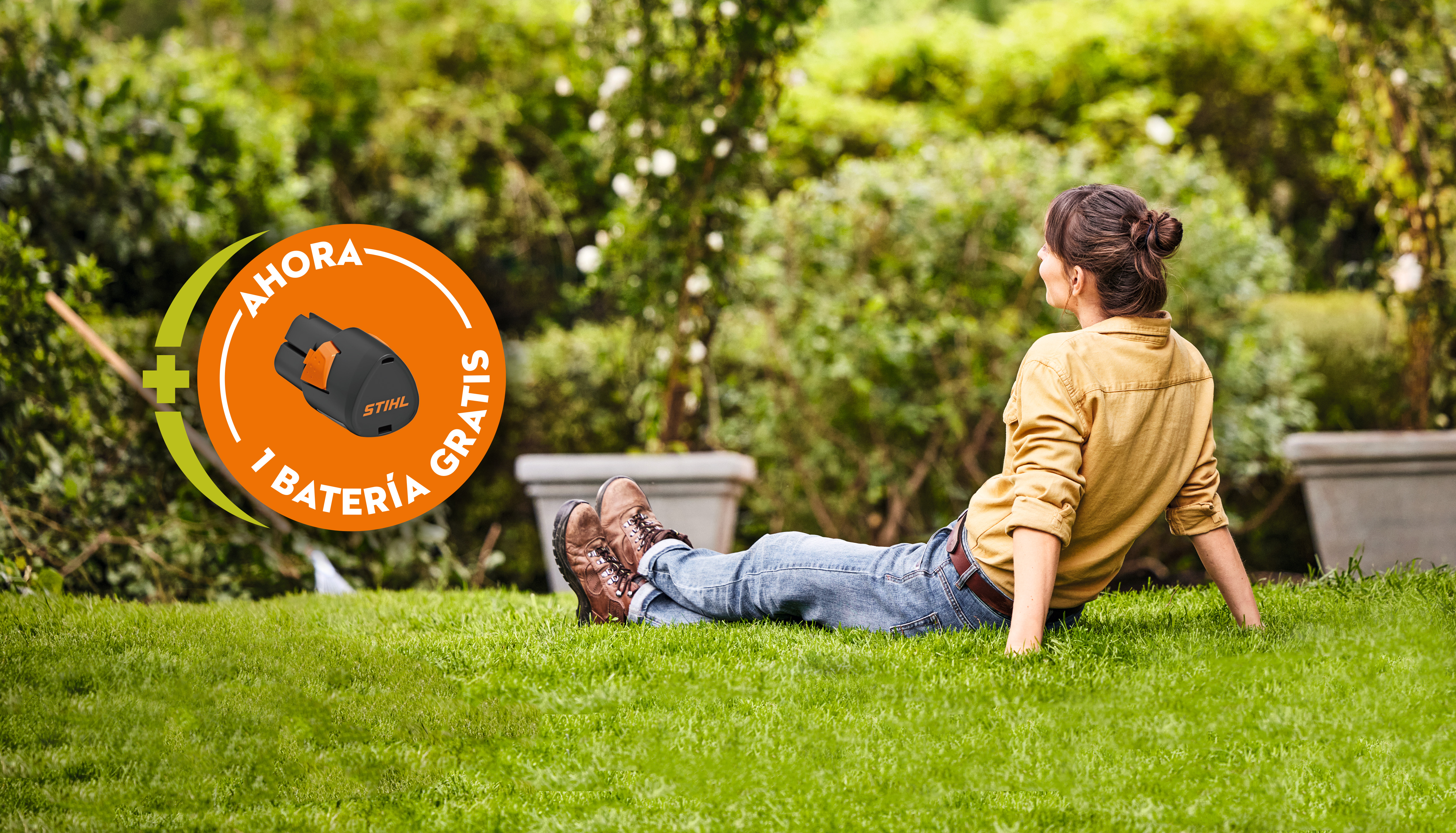 Mujer sentada sobre césped mirando seto recién cortado