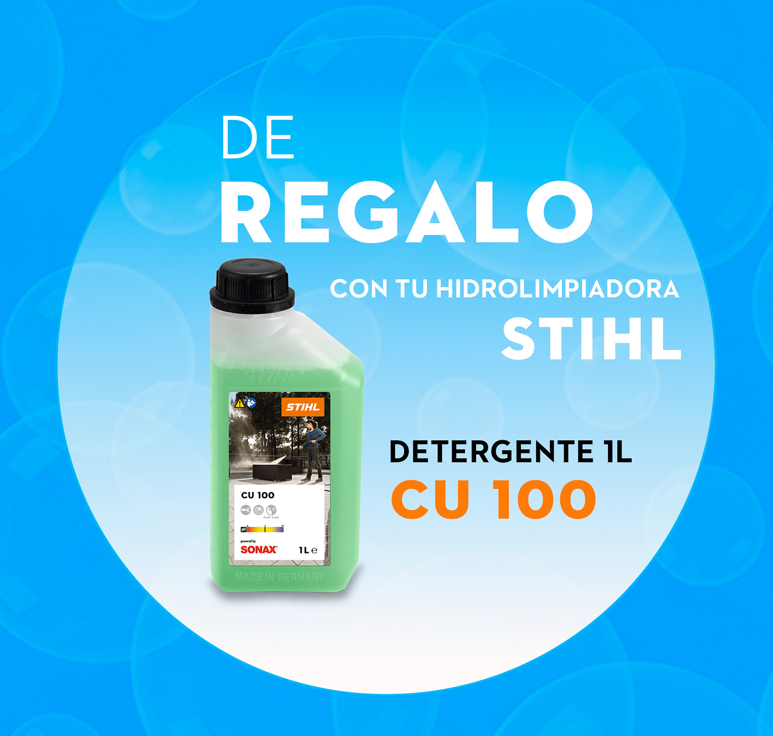 Botella de detergente CU 100 sobre un fondo azul de burbujas con un mensaje promocional