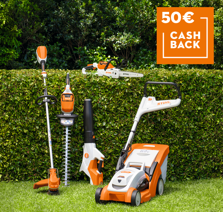 Bodegón de máquinas de batería STIHL AK en un jardín verde