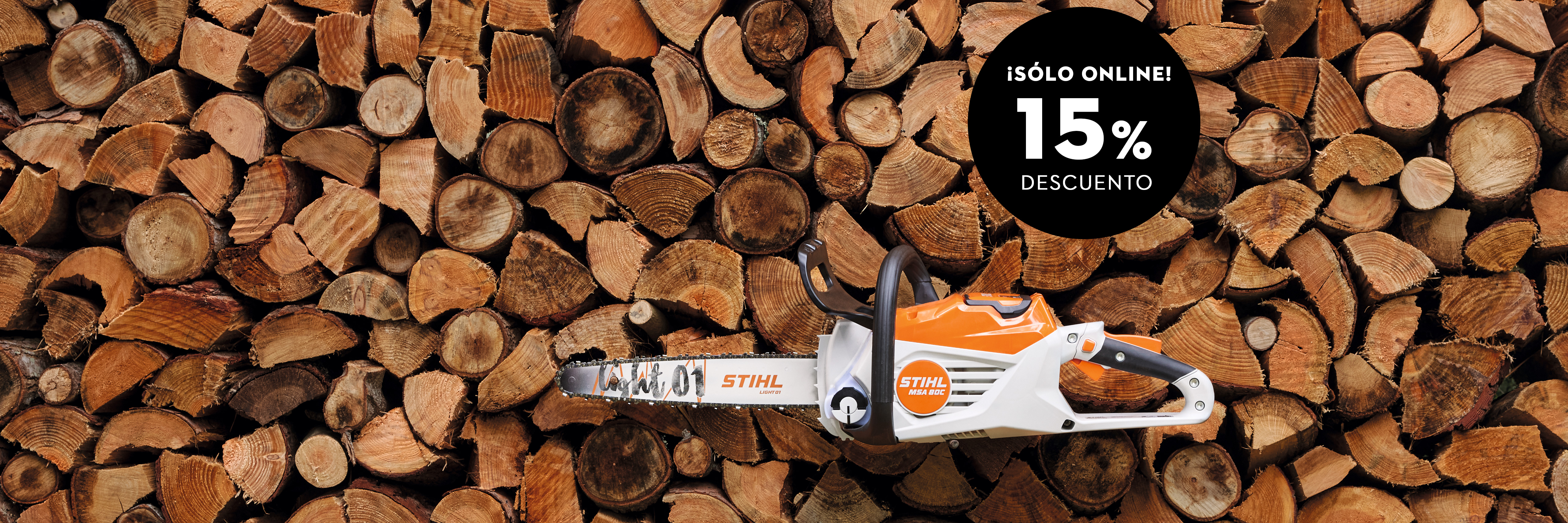 Una profesional forestal vestida con ropa STIHL y una motosierra STIHL en la mano mira al horizonte