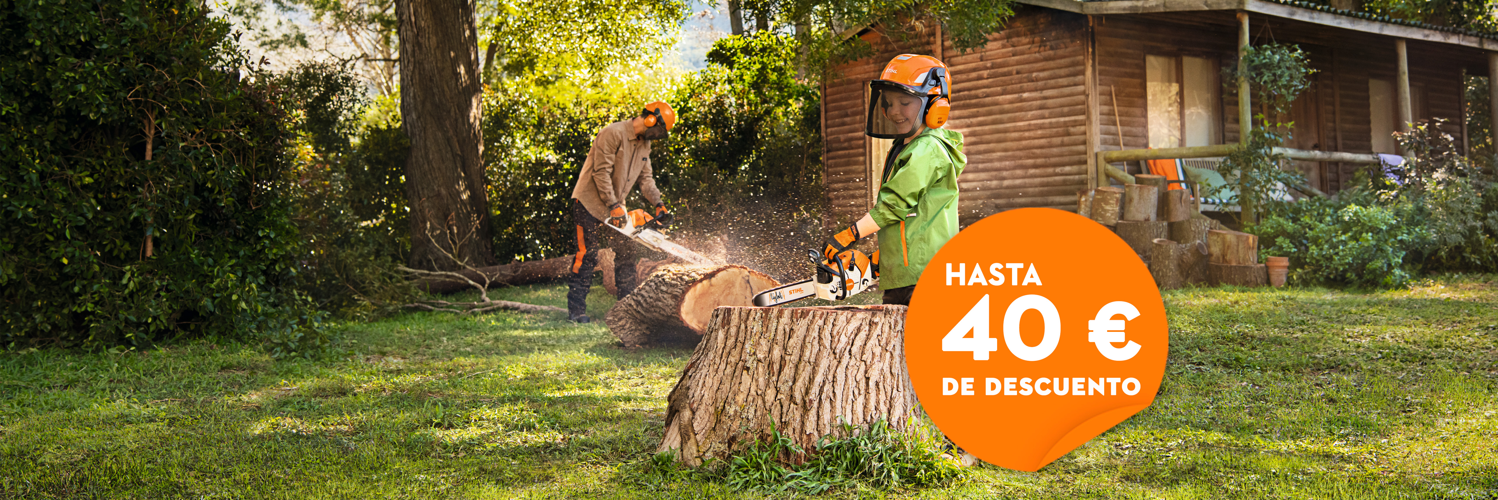 Un padre y un hijo cada uno con su motosierra STIHL en la parte exterior de una campaña en el bosque