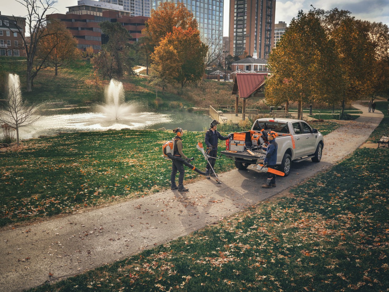 Los profesionales del paisajismo eligen las herramientas a batería de STIHL para su trabajo