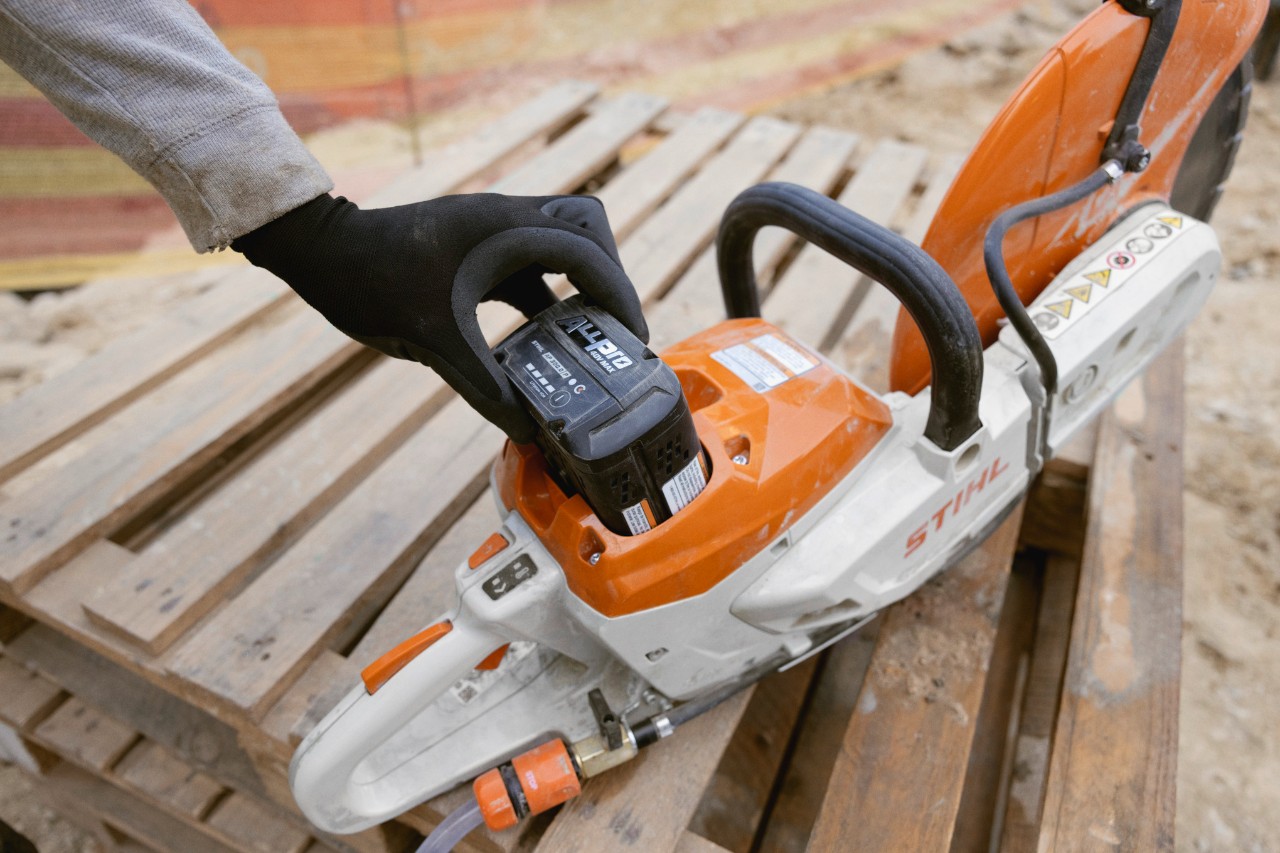 La batería ALLPRO STIHL AP 300 P se utiliza en la sierra de corte inalámbrica STIHL TSA 350.