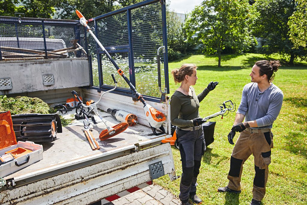 Camioneta cargada con diversos productos Stihl.